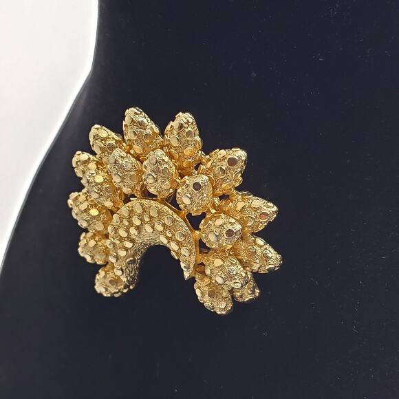 Coro Brushed Gold Brooch Crescent Textured Pin Dot Horseshoe MCM Vintage 1960s - Picture 8 of 8